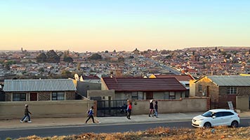 Case del governo a Soweto al tramonto 